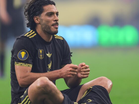 Raúl Jiménez rinde homenaje a Diogo Jota en la final de la Copa Oro