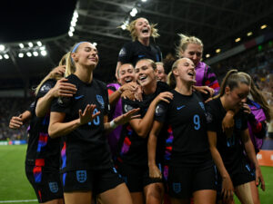 Inglaterra remonta a Italia con un penalti en el 120 y pasa a la final