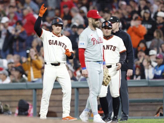 SAN FRANCISCO (United States), 08/07/2025.- San Francisco Giants Matt Chapman (L) reacts towards the Giants dugout after hitting a single against the Philadelphia Phillies during the eighth inning of the Major League Baseball (MLB) game between the Philadelphia Phillies and the San Francisco Giants in San Francisco, California, USA, 07 July 2025. (Filadelfia) EFE/EPA/JOHN G. MABANGLO