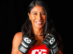 En medio de lo que parece ser una batalla política con el CMB, la tres veces campeona mundial de boxeo profesional e invicta peleadora de MMA, Kenia Enríquez, ha firmado un contrato promocional exclusivo y por múltiples peleas con COMBATE GLOBAL. Crédito de la foto: Kevin Kleeblatt/Combate Global.