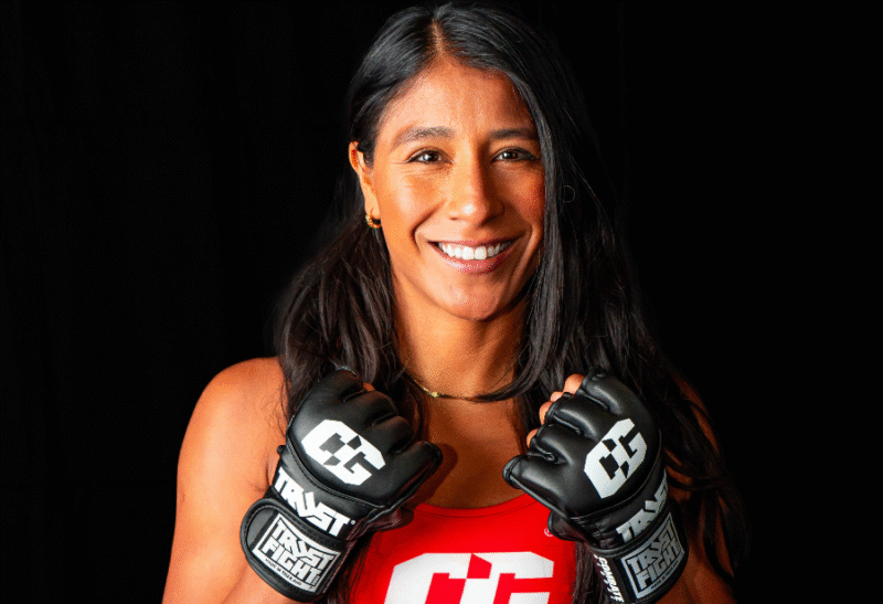 En medio de lo que parece ser una batalla política con el CMB, la tres veces campeona mundial de boxeo profesional e invicta peleadora de MMA, Kenia Enríquez, ha firmado un contrato promocional exclusivo y por múltiples peleas con COMBATE GLOBAL. Crédito de la foto: Kevin Kleeblatt/Combate Global.