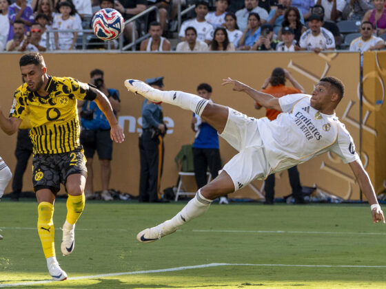 Kylian Mbappé (d) del Real Madrid patea de tijera para anotar ante Borussia Dortmund en el estadio MetLife de Nueva Jersey (EE.UU.). EFE/Ángel Colmenares