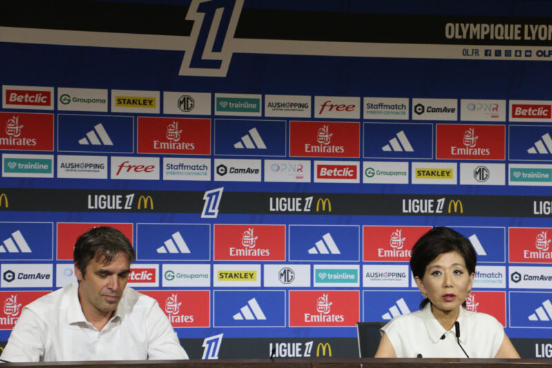 El Lyon revierte el descenso financiero y seguirá en la Ligue 1 La empresaria Michele Kang (d) ofrece una rueda de prensa en el estadio Groupama Stadium, este miércoles. EEFE/Javier Villagarcía