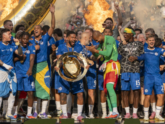 Reece James (c) de Chelsea celebra con el trofeo de campeón del Mundial de Clubes junto al presidente de los Estados Unidos, Donald Trump, este domingo, tras vencer a París Saint-Germain (PSG) en el estadio MetLife en Nueva Jersey (Estados Unidos). EFE/ Ángel Colmenares