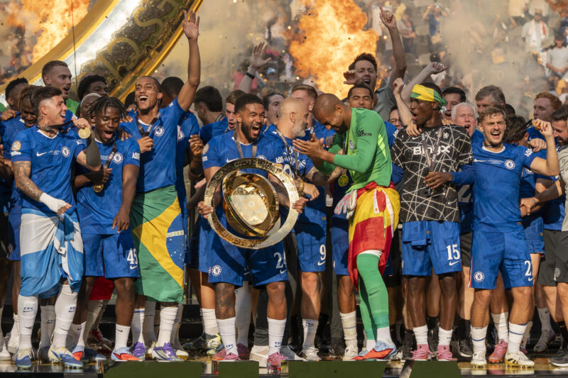 Reece James (c) de Chelsea celebra con el trofeo de campeón del Mundial de Clubes junto al presidente de los Estados Unidos, Donald Trump, este domingo, tras vencer a París Saint-Germain (PSG) en el estadio MetLife en Nueva Jersey (Estados Unidos). EFE/ Ángel Colmenares