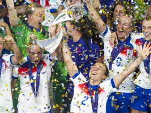 Las jugadoras inglesas celebvran el título tras ganar en los penaltis a España. EFE/EPA/TIL BUERGY