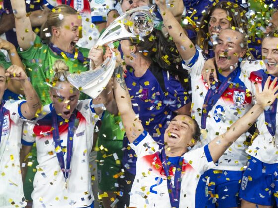 Las jugadoras inglesas celebvran el título tras ganar en los penaltis a España. EFE/EPA/TIL BUERGY