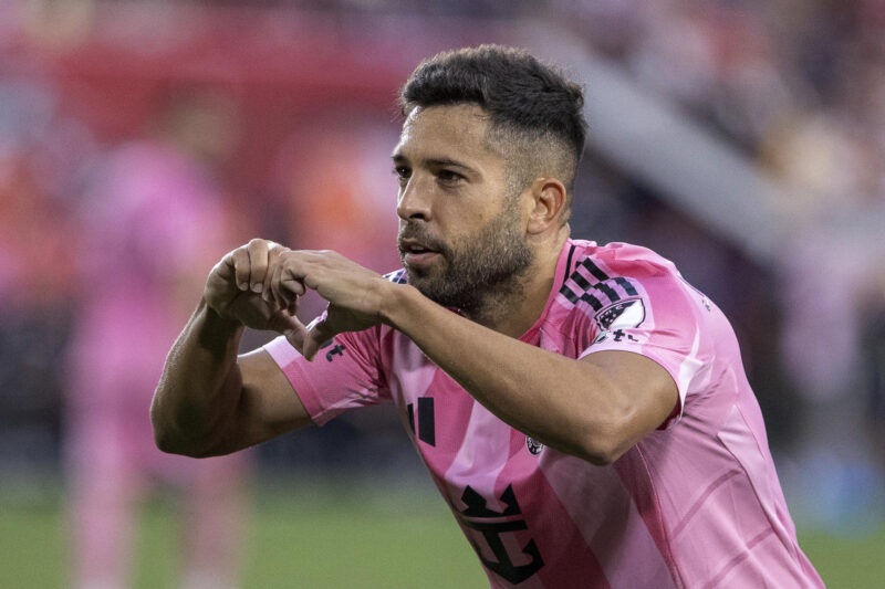 Jordi Alba de Inter Miami celebra en un partido de la Major League Soccer entre New York Red Bulls e Inter Miami CF en el estadio Red Bull Arena de New Jersey (EE.UU.). EFE/ Angel Colmenares