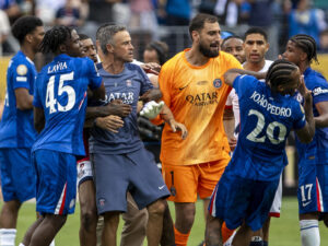 El entrenador del PSG, el español Luis Enrique (i) golpeó este domingo al delantero brasileño del Chelsea, Joao Pedro, al final del partido por el título del Mundial de Clubes que conquistó el equpo inglés en el estadio MetLife en Nueva Jersey. EFE/ Ángel Colmenares