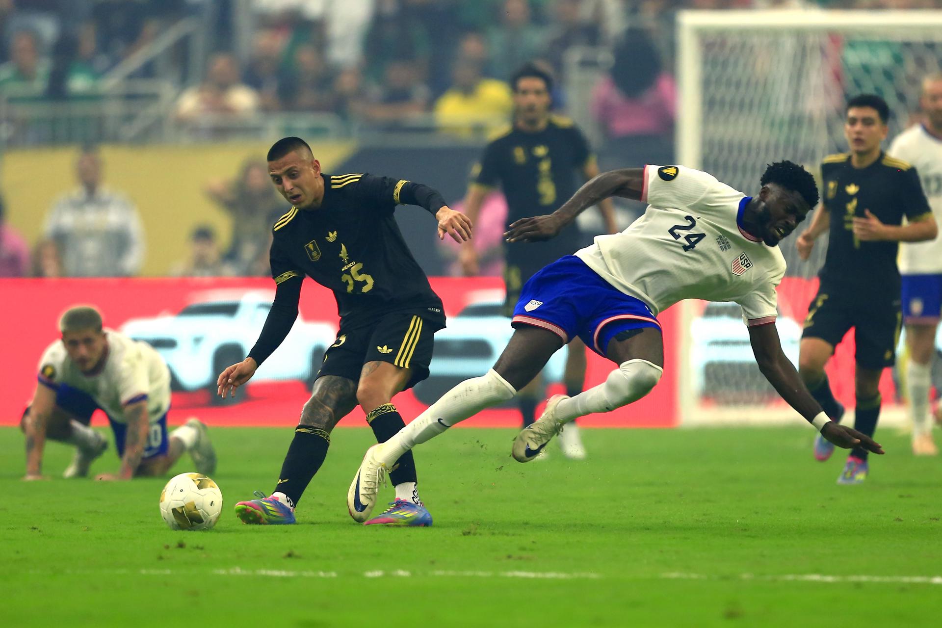 Los posibles cruces más esperados y explosivos del Mundial 2026 Patrick Agyemang (d), de Estados Unidos, en acción contra Roberto Alvarado (i), de México, durante la final de la Copa Oro de la Concacaf entre Estados Unidos y México en Houston, Texas (Estados Unidos. EFE/CARLOS RAMIREZ