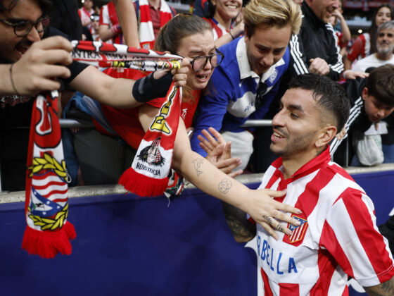 Imagen de archivo del ex delantero del Atlético de Madrid Ángel Correa (d). EFE/ Mariscal
