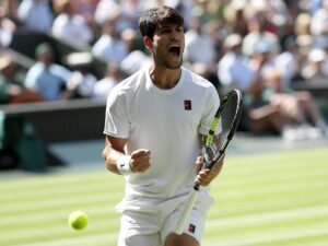 El español Carlos Alcaraz en su partido de semifinales de Wimbledon ante el estadounidense Taylor Fritz. EFE/EPA/ADAM VAUGHAN