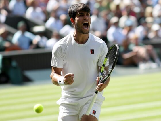 El español Carlos Alcaraz en su partido de semifinales de Wimbledon ante el estadounidense Taylor Fritz. EFE/EPA/ADAM VAUGHAN