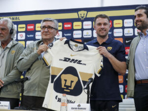 Desde la izquierda: El vicepresidente deportivo de los Pumas, Miguel Mejía Barón; el presidente de los Pumas, Luis Raúl González Pérez; el futbolista galés Aaron Ramsey; y el director de estrategia deportiva, Eduardo Saracho Sánchez. Imagen de archivo. EFE/ Isaac Esquivel
