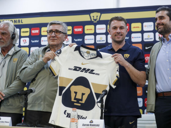 Desde la izquierda: El vicepresidente deportivo de los Pumas, Miguel Mejía Barón; el presidente de los Pumas, Luis Raúl González Pérez; el futbolista galés Aaron Ramsey; y el director de estrategia deportiva, Eduardo Saracho Sánchez. Imagen de archivo. EFE/ Isaac Esquivel