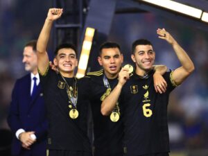(De izquierda a derecha) Gilberto Mora, Carlos Rodríguez y Erik Lira, de México, en el podio de premios después de su victoria 2-1 contra Estados Unidos tras la final de la Copa Oro de la Concacaf en Houston, Texas (Estados Unidos). EFE/CARLOS RAMIREZ