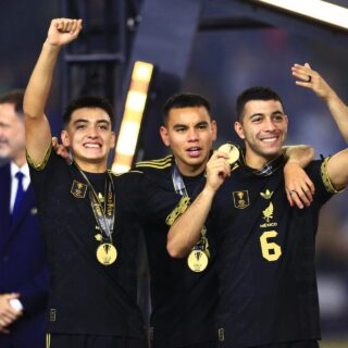 (De izquierda a derecha) Gilberto Mora, Carlos Rodríguez y Erik Lira, de México, en el podio de premios después de su victoria 2-1 contra Estados Unidos tras la final de la Copa Oro de la Concacaf en Houston, Texas (Estados Unidos). EFE/CARLOS RAMIREZ