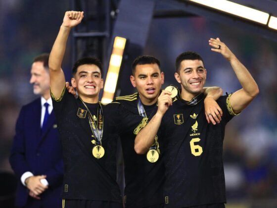 (De izquierda a derecha) Gilberto Mora, Carlos Rodríguez y Erik Lira, de México, en el podio de premios después de su victoria 2-1 contra Estados Unidos tras la final de la Copa Oro de la Concacaf en Houston, Texas (Estados Unidos). EFE/CARLOS RAMIREZ