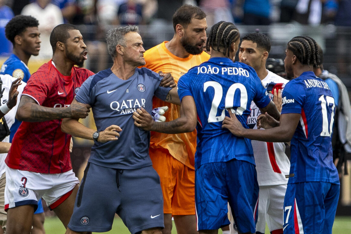 Luis Enrique Martínez, técnico español del PSG (c) protagonizó este domingo un incidente al final del partido por el título del Mundial de Clubes en el que su equipo fue goleado por 3-0 por el Chelsea, al golpear en el cuello al delantero brasileño Joao Pedro, el número 20 de los Bleus. EFE/ Ángel Colmenares
