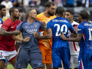 Luis Enrique Martínez, técnico español del PSG (c) protagonizó este domingo un incidente al final del partido por el título del Mundial de Clubes en el que su equipo fue goleado por 3-0 por el Chelsea, al golpear en el cuello al delantero brasileño Joao Pedro, el número 20 de los Bleus. EFE/ Ángel Colmenares