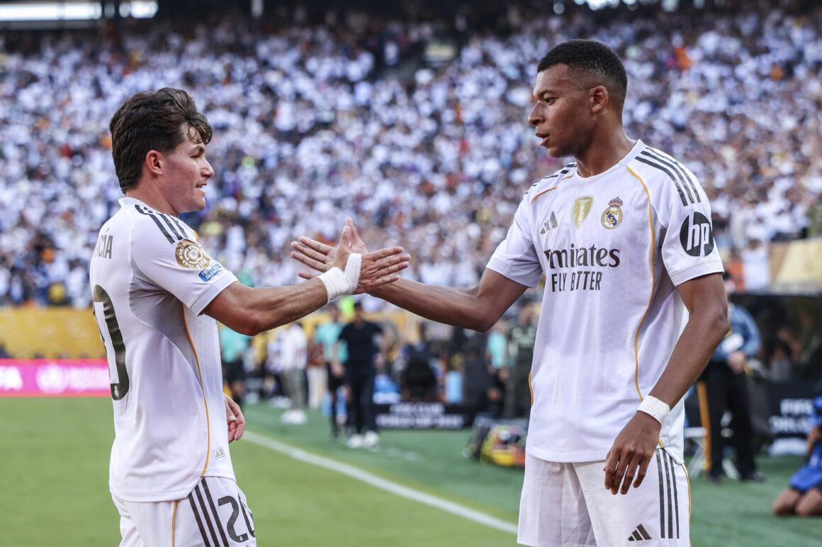 Fran Garcia y Kylian Mbappe, jugadores del Real Madrid. EFE/EPA/SARAH YENESEL PSG