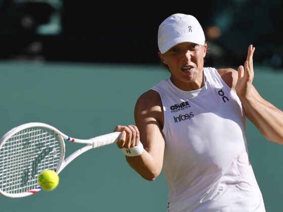 La polaca Iga Swiatek durante su partido de semifinales de Wimbledon contra la suiza Belinda Bencic. EFE/EPA/TOLGA AKMEN