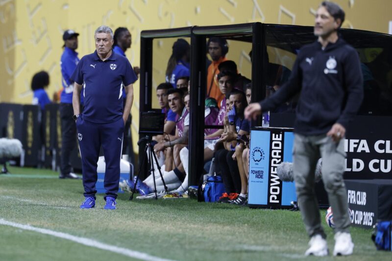 Movimientos de dt en Liga MX: Chivas, Toluca y Santos se mueven Domènec Torrent, técnico del Monterrey (i), durante el partido del Mundial de Clubes ante el Borussia Dortmund en Atlanta. EFE/EPA/ERIK S. LESSER