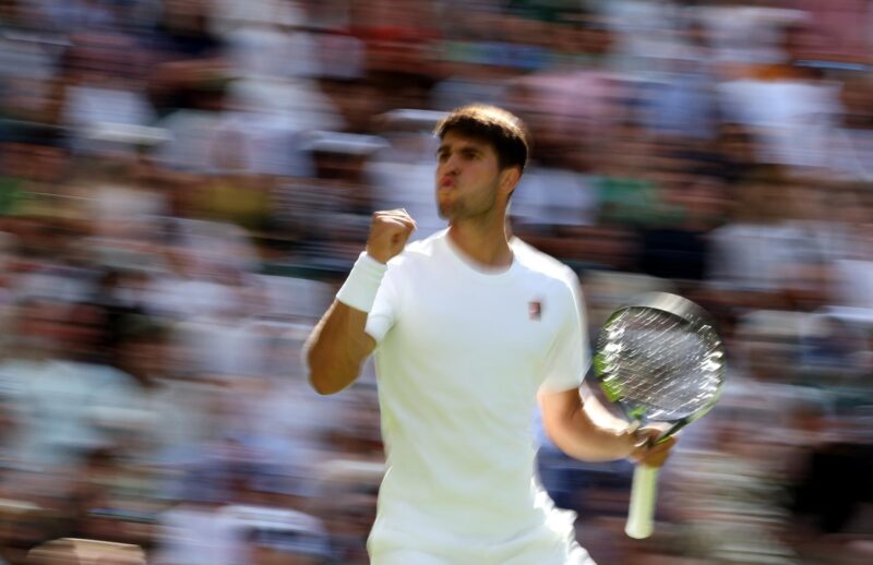 Wimbledon 2025: grandes sorpresas y desplomes estrepitosos El español Carlos Alcaraz cumplió los pronósticos y venció al universitario Oliver Tarvet (6-1, 6-4 y 6-4) para ingresar en la tercera ronda de Wimbledon. EFE/EPA/NEIL HALL