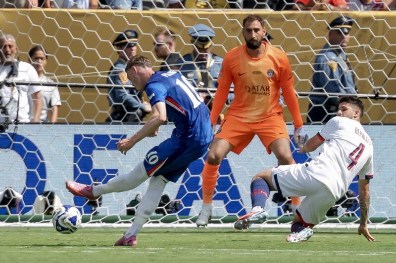 El Chelsea aplasta al PSG y conquista el Mundial de Clubes Cole Palmer (i), de Chelsea, anota el 2-0 contra el portero Gianluigi Donnarumma (c) y Lucas Beraldo (d), del PSG, durante la final de la Copa Mundial de Clubes de la FIFA 2025 entre el Chelsea FC y el Paris Saint-Germain, en East Rutherford, Nueva Jersey (EE.UU.). EFE/JUSTIN LANE ////////// EAST RUTHERFORD (United States), 13/07/2025.- Cole Palmer (L) of Chelsea scores the 2-0 goal against goalkeeper Gianluigi Donnarumma (C) and Lucas Beraldo (R) of PSG during the FIFA Club World Cup 2025 final match between Chelsea FC and Paris Saint-Germain, in East Rutherford, New Jersey, USA, 13 July 2025. (Mundial de Fútbol) EFE/EPA/JUSTIN LANE