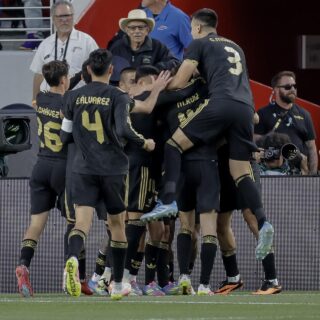 Jugadores de la selección mexicana celebran este jueves en Santa Clara (California) el gol de Raúl Jiménez que selló la victoria por 1-0 sobre Honduras y la clasificación a la final de la Copa Oro contra Estados Unidos, este domingo en Houston. EFE/EPA/JOHN G. MABANGLO