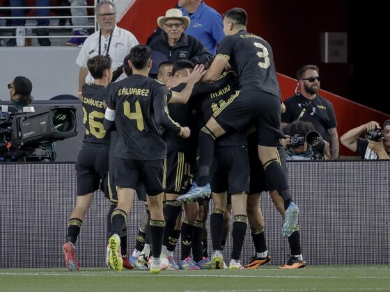 Jugadores de la selección mexicana celebran este jueves en Santa Clara (California) el gol de Raúl Jiménez que selló la victoria por 1-0 sobre Honduras y la clasificación a la final de la Copa Oro contra Estados Unidos, este domingo en Houston. EFE/EPA/JOHN G. MABANGLO