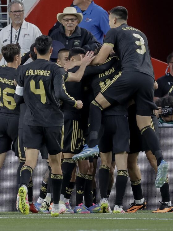 Jugadores de la selección mexicana celebran este jueves en Santa Clara (California) el gol de Raúl Jiménez que selló la victoria por 1-0 sobre Honduras y la clasificación a la final de la Copa Oro contra Estados Unidos, este domingo en Houston. EFE/EPA/JOHN G. MABANGLO