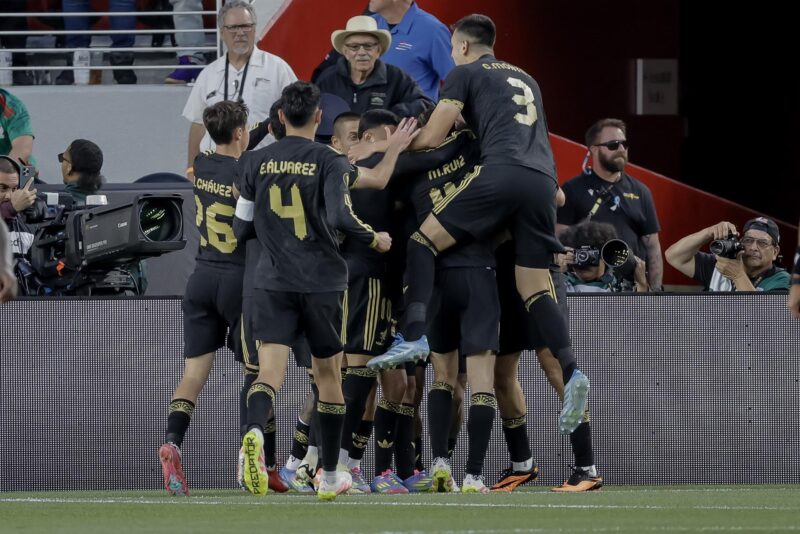 Jugadores de la selección mexicana celebran este jueves en Santa Clara (California) el gol de Raúl Jiménez que selló la victoria por 1-0 sobre Honduras y la clasificación a la final de la Copa Oro contra Estados Unidos, este domingo en Houston. EFE/EPA/JOHN G. MABANGLO