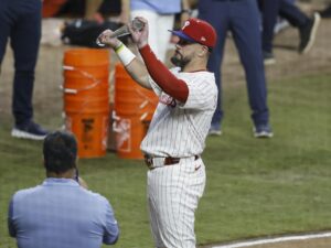 Kyle Schwarber fue el protagonista este martes en Atlanta del triunfo por 4-3 de la Liga Nacional sobre la Americana en el primer Juego de Estrellas, que debió decidirse por la vía del derbi de jonrones. EFE/EPA/ERIK S. LESSER