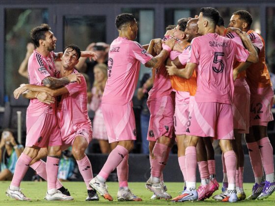 Jugadores de Inter Miami celebran este miércoles el triunfo agónico por 2-1 sobre Atlas en partido de la primera jornada de la Leagues Cup jugado en Fort Lauderdale (Florida). EFE/EPA/CRISTOBAL HERRERA-ULASHKEVICH