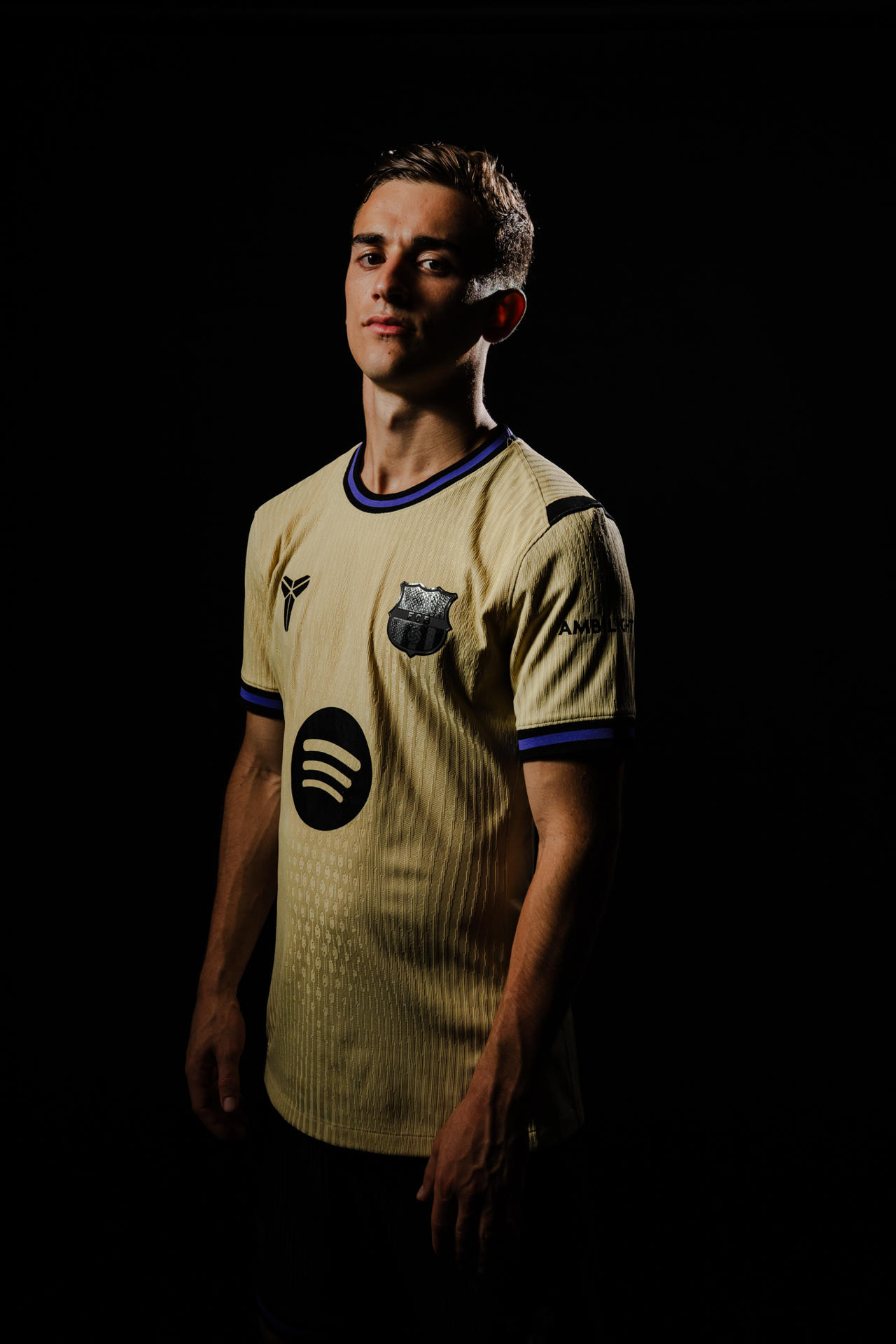 El Barça se asocia con la marca Kobe Bryant en su segunda equipación El Barcelona ha presentado este martes su segunda equipación para la temporada 2025-26, que será de color dorado claro y que sustituirá el logotipo de Nike para incorporar la vaina de espada que identifica la marca de Kobe Bryant. EFE/FC Barcelona