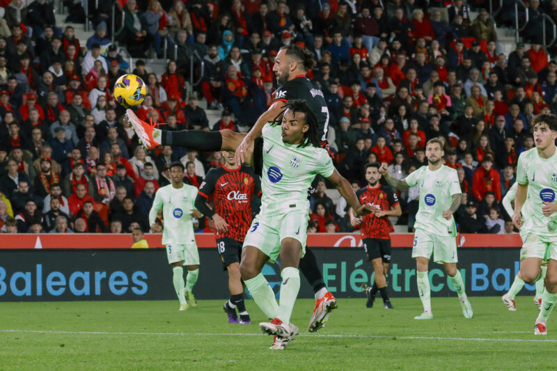 Barcelona vs Osasuna EN VIVO: Dónde ver, horarios y alineaciones El defensa francés del FC Barcelona, Jules Koundé, disputa el balón ante el delantero albanés del Mallorca, Vedat Muriqi, en el estadio de Son Moix en foto de archivo de Cati Cladera. EFE