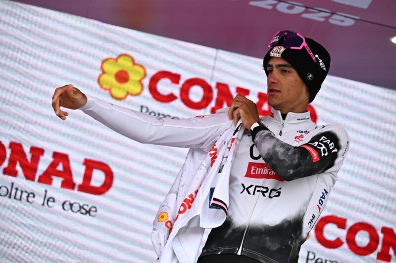 El mexicano Isaac del Toro (UAE Team Emirates) en foto de archivo de LUCA ZENNARO. EFE/EPA