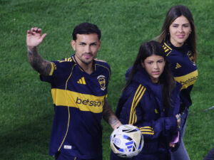 El futbolista argentino Leandro Paredes, acompañado de su familia, saluda este jueves, durante su presentación como nuevo jugador de Boca Juniors, en Buenos Aires (Argentina). EFE/ Matías Martín Campaya