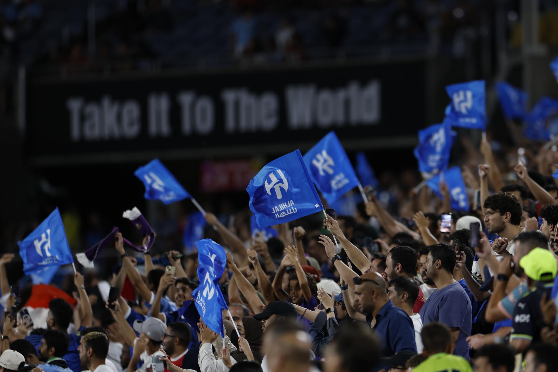 Al-Hilal busca un fichaje bomba e inicia contactos por Ousmane Dembélé Los aficionados de Al Hilal celebran un gol durante la segunda mitad del partido de la Copa Mundial de Clubes de la FIFA 2025 entre Manchester City y Al Hilal en Orlando, Florida (EE.UU.). EFE/MIGUEL RODRIGUEZ