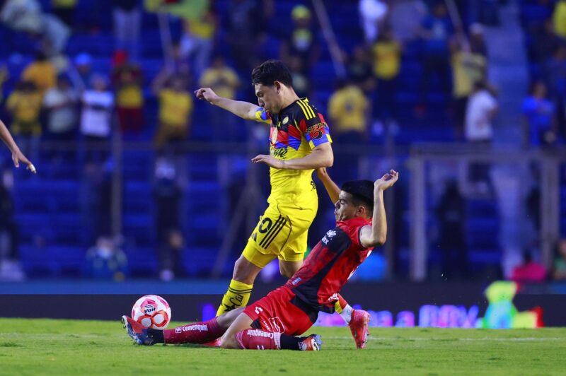 Rodríguez y Aguirre sellan triunfo macizo de América Alejandro Zendejas (i), de América, recibe la marca de Iván Tona, de Tijuana, durante el partido de la segunda jornada del Torneo Clausura meixcano que ganaron este miércoles los Azulcremas por 3-1 en el estadio Ciudad de los Deportes en Ciudad de México. EFE/Sáshenka Gutiérrez