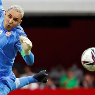 Fotografía de archivo del arquero de Costa Rica Keylor Navas durante en un partido en el estadio Azteca en Ciudad de México (México). EFE/Mario Guzmán