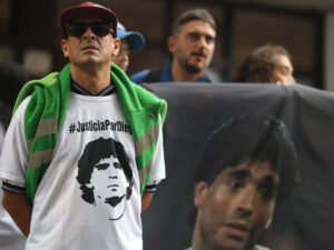 Simpatizantes de Diego Armando Maradona en los tribunales de San Isidro en Buenos Aires, (Argentina). EFE/ Juan Ignacio Roncoroni