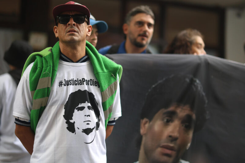 Simpatizantes de Diego Armando Maradona en los tribunales de San Isidro en Buenos Aires, (Argentina). EFE/ Juan Ignacio Roncoroni
