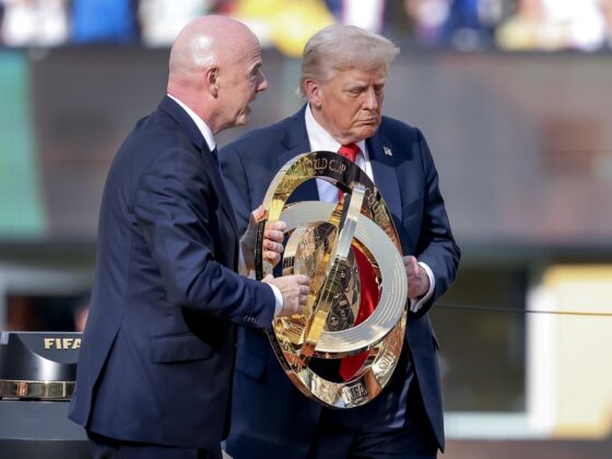 El presidente de EE.UU., Donald Trump (d), y el presidente de la FIFA, Gianni Infantino (i), presentan el trofeo al Chelsea FC tras ganar la final del Mundial de Clubes de la FIFA 2025 entre el Chelsea FC y el París Saint-Germain, en East Rutherford, Nueva Jersey (EE.UU.). EFE/JUSTIN LANE
 
//////////
 
EAST RUTHERFORD (United States), 14/07/2025.- US President Donald Trump (R) and FIFA President Gianni Infantino (L) present the trophy to Chelsea FC after winning the FIFA Club World Cup 2025 final match between Chelsea FC and Paris Saint-Germain, in East Rutherford, New Jersey, USA, 13 July 2025. (Mundial de Fútbol) EFE/EPA/JUSTIN LANE