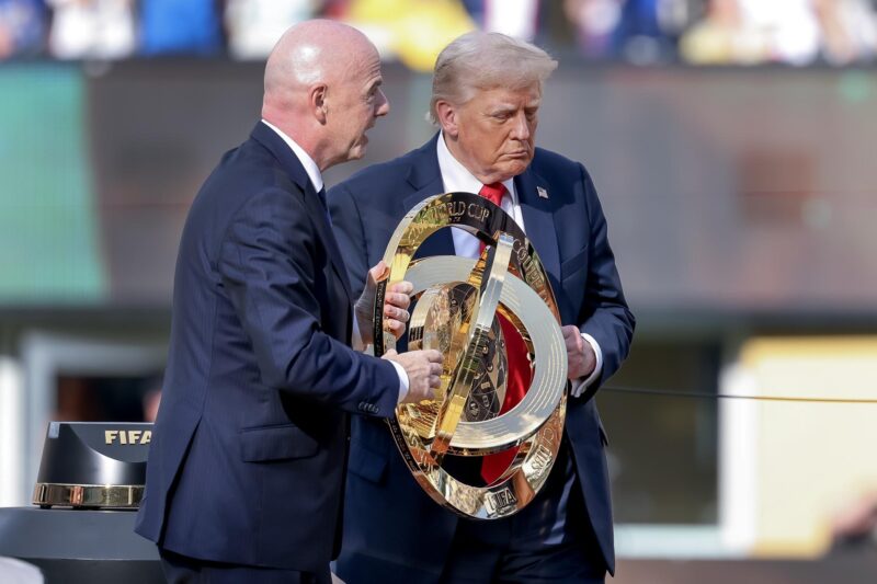 El presidente de EE.UU., Donald Trump (d), y el presidente de la FIFA, Gianni Infantino (i), presentan el trofeo al Chelsea FC tras ganar la final del Mundial de Clubes de la FIFA 2025 entre el Chelsea FC y el París Saint-Germain, en East Rutherford, Nueva Jersey (EE.UU.). EFE/JUSTIN LANE
 
//////////
 
EAST RUTHERFORD (United States), 14/07/2025.- US President Donald Trump (R) and FIFA President Gianni Infantino (L) present the trophy to Chelsea FC after winning the FIFA Club World Cup 2025 final match between Chelsea FC and Paris Saint-Germain, in East Rutherford, New Jersey, USA, 13 July 2025. (Mundial de Fútbol) EFE/EPA/JUSTIN LANE
