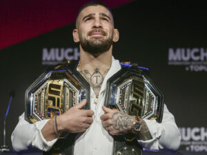 El campeón del mundo del peso ligero de artes marciales mixtas, el español Ilia Topuria, comparece este viernes en una rueda de prensa, en Madrid, tras ganar el título el pasado domingo en Las Vegas (Estados Unidos). EFE/ Sergio Pérez