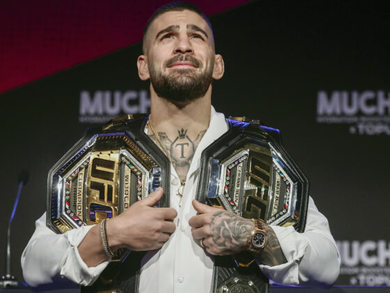 El campeón del mundo del peso ligero de artes marciales mixtas, el español Ilia Topuria, comparece este viernes en una rueda de prensa, en Madrid, tras ganar el título el pasado domingo en Las Vegas (Estados Unidos). EFE/ Sergio Pérez