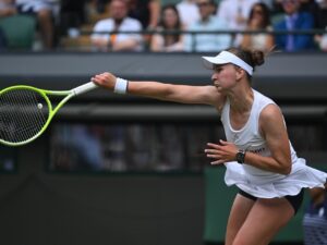 Barbora Krejcikova de Chequia en acción durante el partido de la 3ª ronda femenina contra Emma Navarro de los EE.UU. en el Campeonato de Wimbledon, Wimbledon, Gran Bretaña, 05 de julio 2025. EFE/EPA/DANIEL HAMBURY EDITORIAL USE ONLY