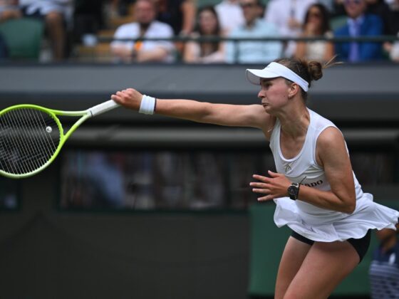 Barbora Krejcikova de Chequia en acción durante el partido de la 3ª ronda femenina contra Emma Navarro de los EE.UU. en el Campeonato de Wimbledon, Wimbledon, Gran Bretaña, 05 de julio 2025. EFE/EPA/DANIEL HAMBURY EDITORIAL USE ONLY